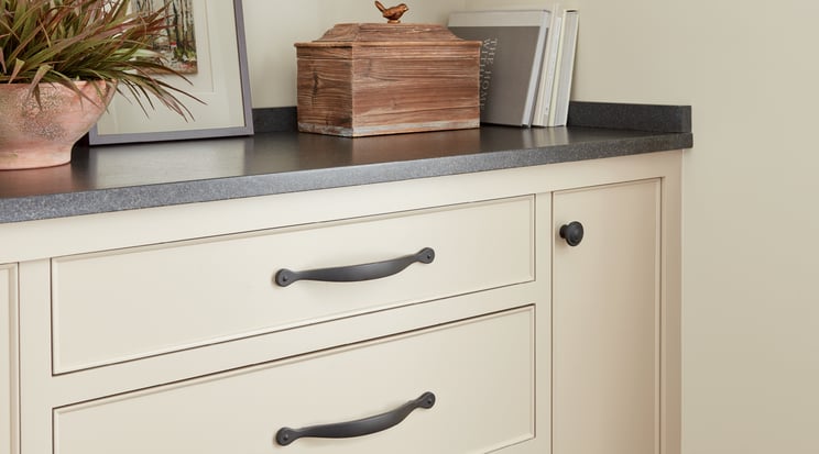 Flat-Black_Knobs-Pulls_Amerock_Cabinet-Hardware_Inspirations_Kitchen_20161.jpg